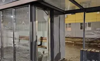 Задержание нарушителей общественного порядка на автобусной остановке в Астане