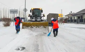 В Астане за последние 10 дней выпало более месячной нормы осадков, что привело к активной работе коммунальных служб города. Они задействовали более 3000 тонн техсоли и осуществили 14 000 рейсов для уборки снега, работая в усиленном круглосуточном режиме.
