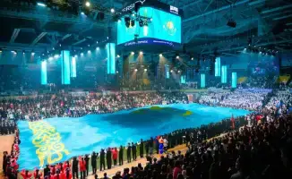 В Астане развернули гимн единства: самый большой флаг «Закон и порядок» на посвящении студентов