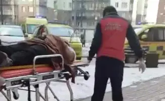 В Астане в жилом комплексе произошел трагический инцидент: лифт сорвался в шахту, в результате чего один человек погиб, а несколько получили травмы. Подробности происшествия уточняются.