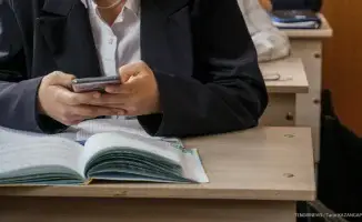 Вице-министр искусственного интеллекта ответил на вопросы депутатов о смартфонах в школах: 'Нужно учить, а не отбирать'