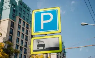 Алматы и Астана: Депутат предлагает запретить частные парковки