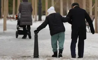 Астана: скользкие тротуары и опасения жителей о катке после таяния снега при +2 градусах