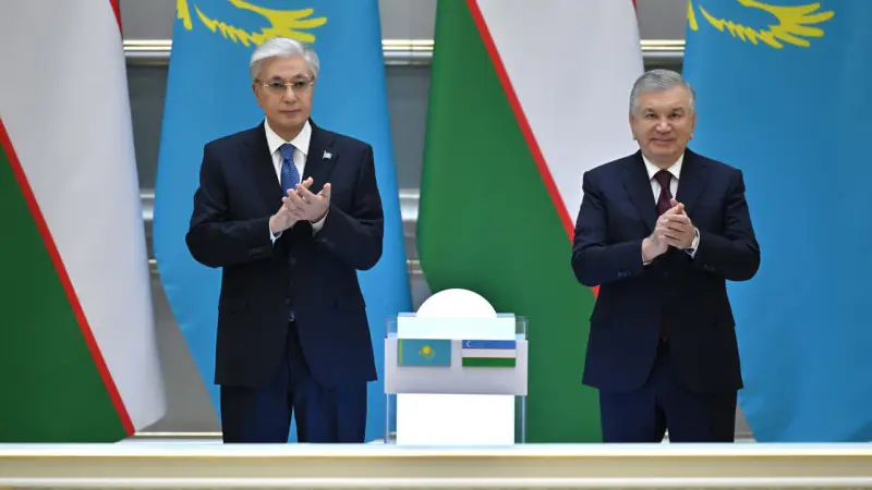 Токаев и Мирзиёев опровергли мифы о соперничестве Казахстана и Узбекистана на совместном брифинге {city2}