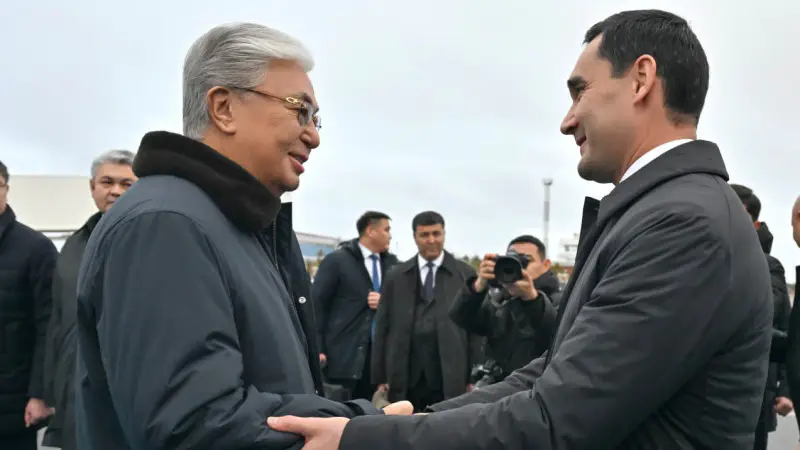 Токаев и президент Туркменистана: встреча в аэропорту Астаны {city2}