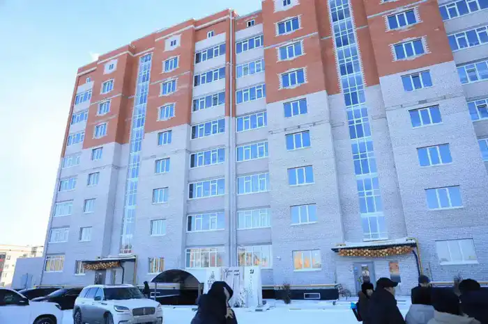 Жильцам ЖК «Exclusive», ранее являвшегося долгостроем, в День Независимости вручили ключи от квартир {city2}