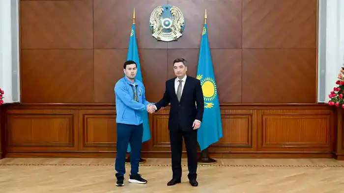 Награждение Еркебулана Канафина и тренера орденом «Құрмет» подчеркивает важность поддержки спортсменов в Казахстане {city2}