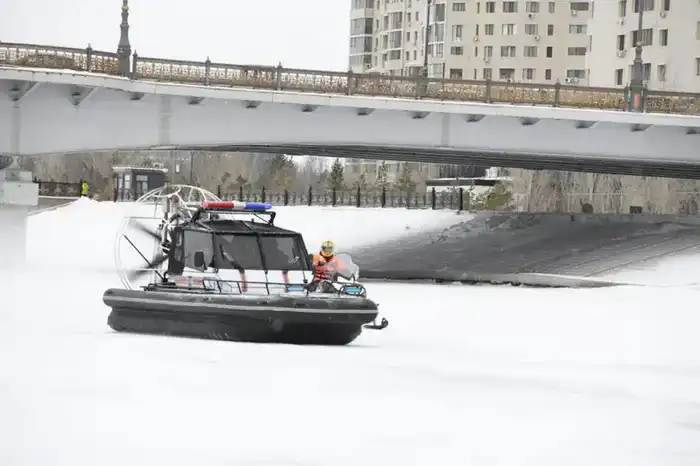 «Тонкий лед»: столичные спасатели напомнили горожанам правила безопасного поведения на льду (4)
