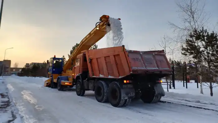 Почти 3 000 дорожных рабочих и свыше 1 400 единиц спецтехники задействованы в снегоуборочных работах в Астане (10)