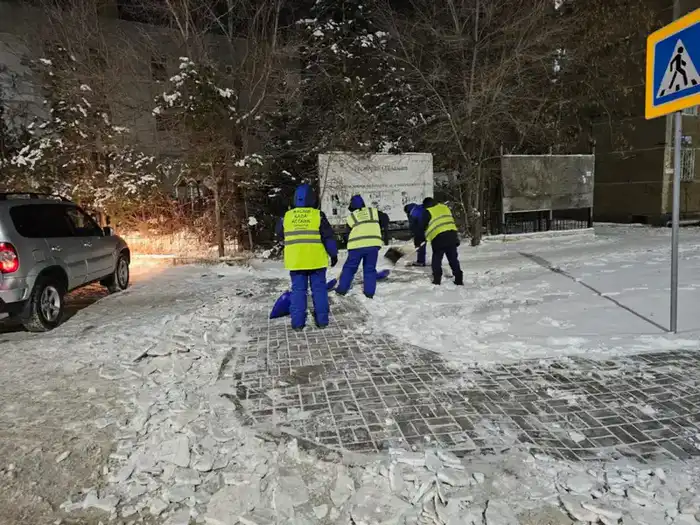 Астана очищает свои улицы от снежного плена: тысяча единиц спецтехники на страже порядка {city2}