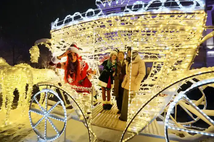 В Алматы открыты 13 новых новогодних локаций, установлены 21 каток и 74 ёлки {city2}