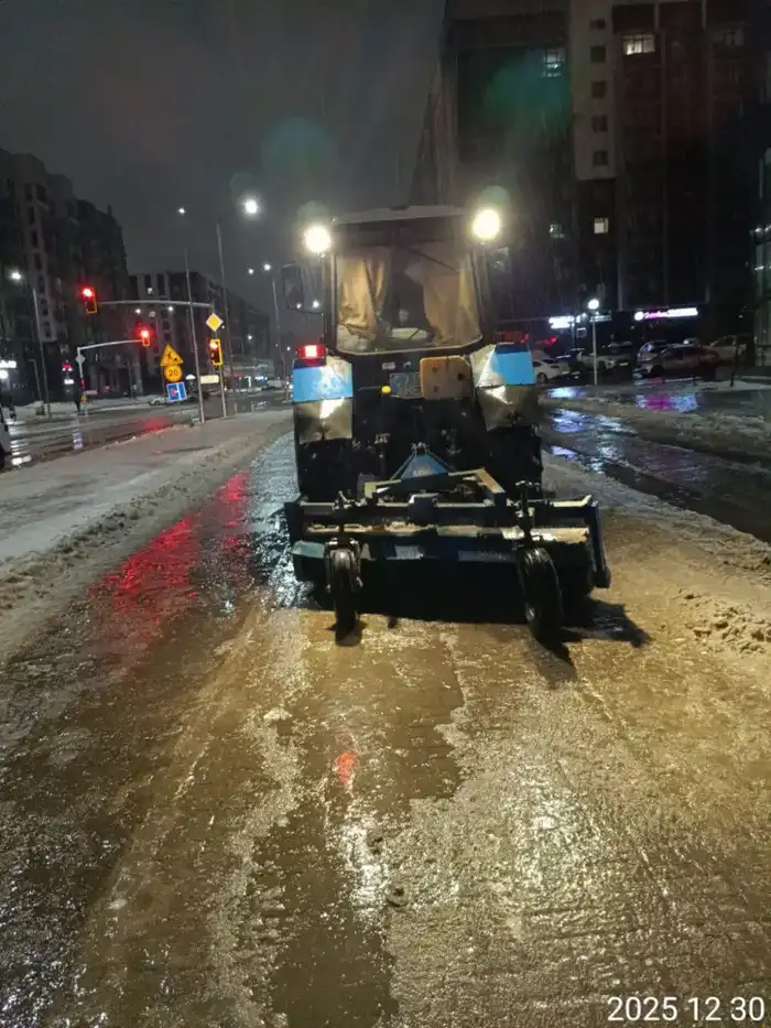 В работе по уборке улиц Астаны задействовано более 1,4 тысячи единиц коммунальной техники (2)