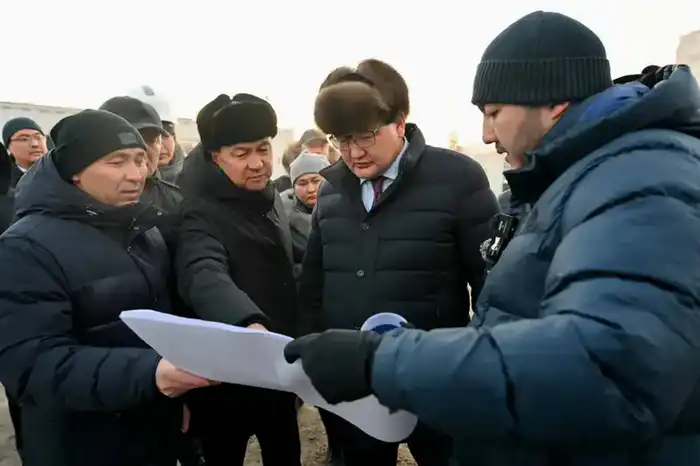 Аким области Абай ознакомился с процессом реконструкции железнодорожного вокзала в Семее {city2}