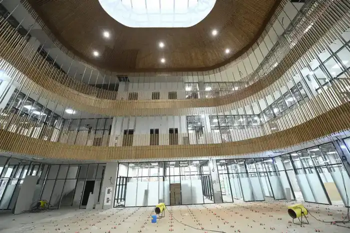 Строительство "Дома дружбы" и физкультурно-оздоровительного комплекса в центре города {city2}