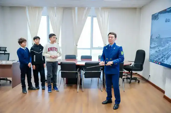 «Закон и порядок»: день открытых дверей провела для школьников столичная прокуратура (10)