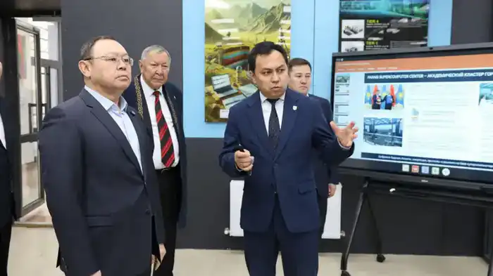 Научный мост в будущее: Абзал Нукенов исследует инновации КазНУ {city2}