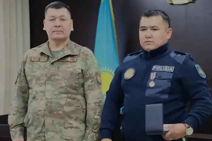 В области Ұлытау награждены полицейские за спасение детей при пожаре (3)