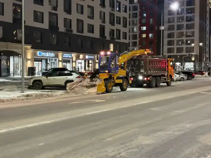 Астана: более 1200 единиц техники убирают снег {city2}