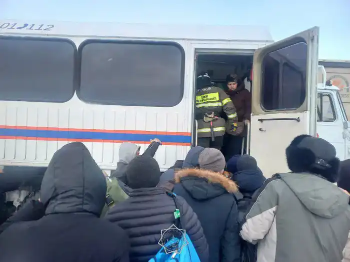 Спасатели МЧС Казахстана активно помогают людям, оказавшимся в снежных заносах, эвакуировав 242 человека за три дня. {city2}