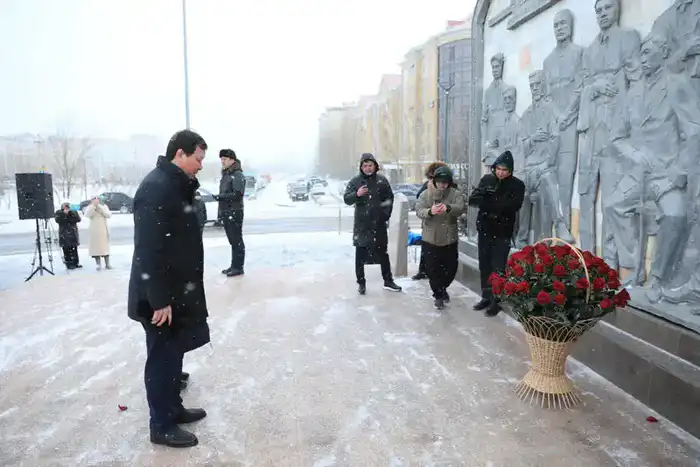 Возложение цветов к мемориалу «Азаттықтың ақ таңы» как символ единства и значимости независимости Казахстана {city2}