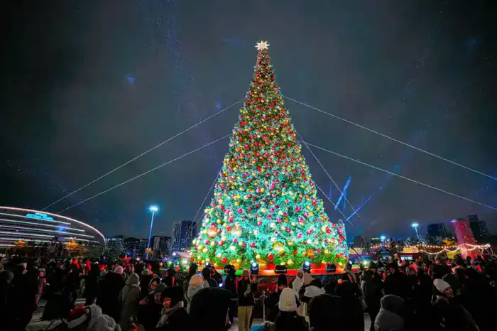 Зажжение 40 новогодних ёлок в Астане: создание зимней атмосферы и привлечение туристов {city2}