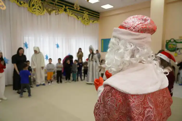 Международный колледж организует новогодний утренник для детей с особыми потребностями в столичном детском саду {city2}