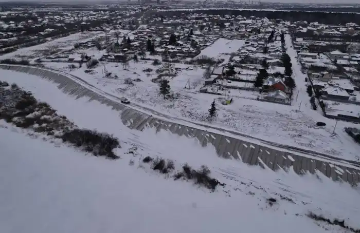 Аким области совместно с жителями села Прибрежное провел инспекцию хода реконструкции защитных сооружений (4)