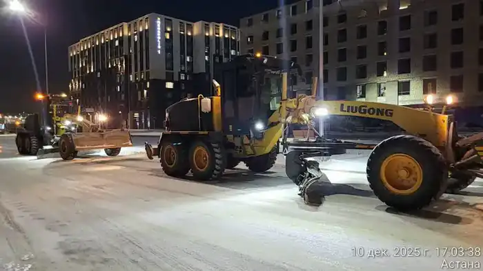 Около 1 200 единиц спецтехники заняты в снегоуборочных работах в Астане ночью (6)