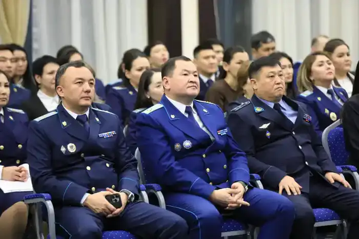Аким области поздравил работников прокуратуры с профессиональным праздником (10)