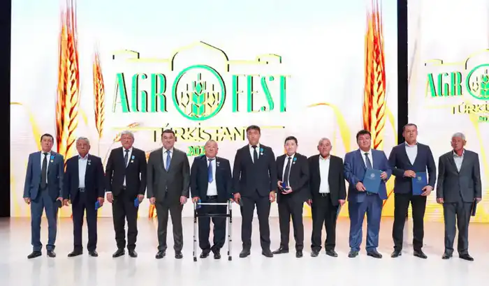 В ТУРКЕСТАНСКОЙ ОБЛАСТИ ПОЧЕТНЫМИ ЗНАКАМИ ОТМЕТИЛИ РАБОТНИКОВ СЕЛЬСКОГО ХОЗЯЙСТВА (9)