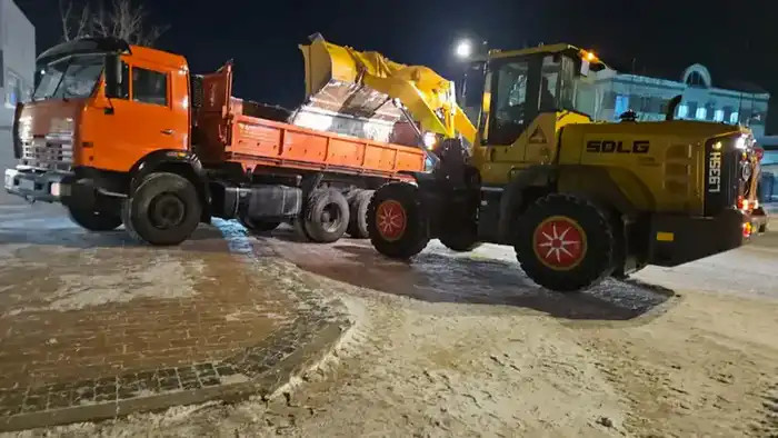 Свыше тысячи единиц спецтехники вышли на уборку снега в Астане в ночную смену (8)