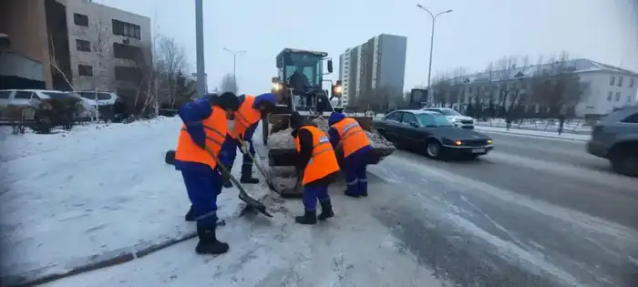 В Астане активно продолжается снегоуборка: более 1 300 единиц техники и 3 000 рабочих на улицах {city2}