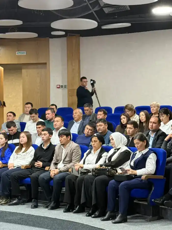 Вице-министр торговли и интеграции РК Айдар Абилдабеков посетил предприятия Туркестанской области и провёл встречу с населением и представителями бизнеса (9)