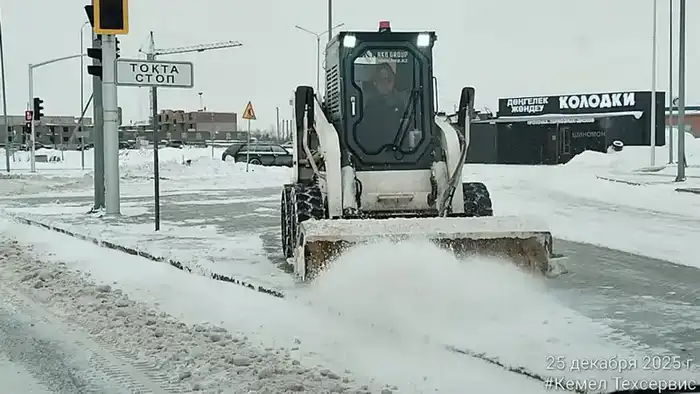 В Астане коммунальные службы успешно вывезли более 1 млн кубометров снега с начала зимнего периода {city2}