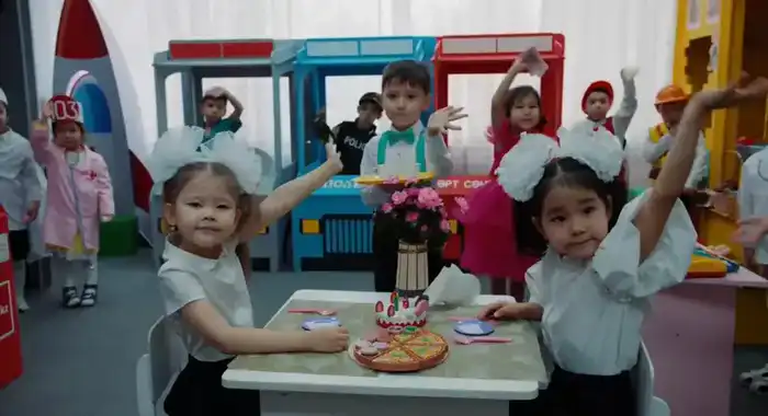 Флешмоб студентов колледжей в Астане подчеркивает важность рабочих профессий в современном обществе {city2}