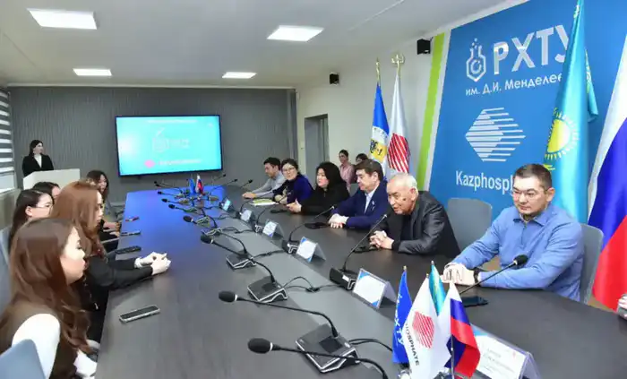 В Таразе вручены первые двойные дипломы выпускникам программы РХТУ и Университета Дулати {city2}