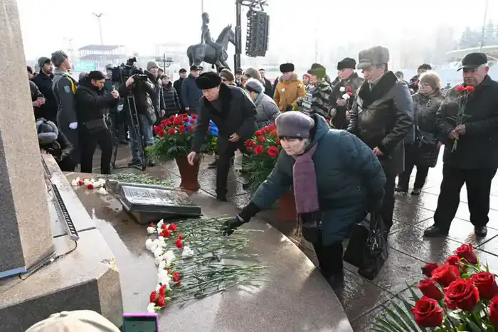 Церемония возложения цветов к монументу «Тәуелсіздік» как символ единства и памяти о героях Казахстана {city2}