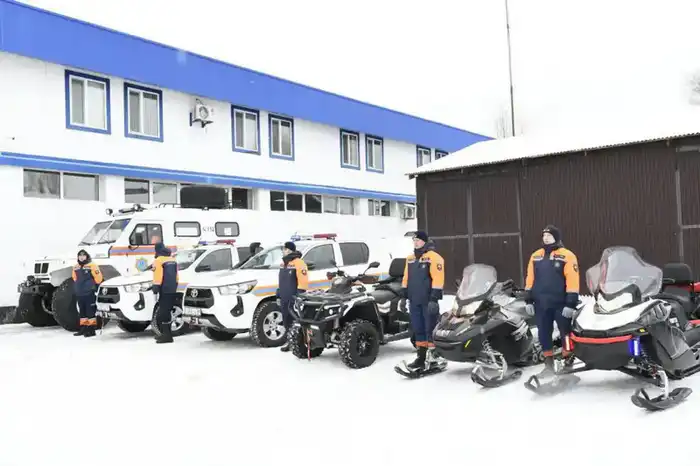 «Тонкий лед»: столичные спасатели напомнили горожанам правила безопасного поведения на льду (3)