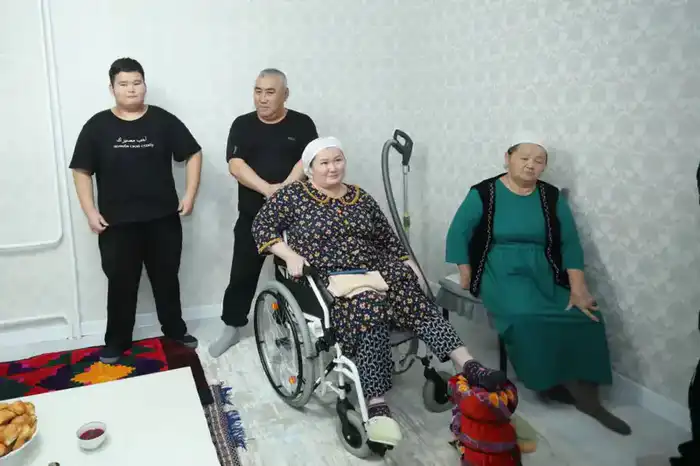 Нурдаулет Килыбай в Жанаозене навестил граждан с ограниченными возможностями и лично выслушал их обращения (3)