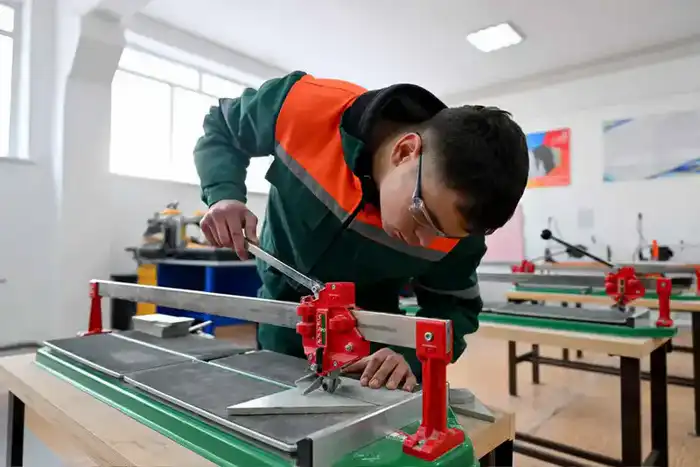 Глава региона ознакомился с работой Высшего колледжа геодезии, картографии и строительства (5)