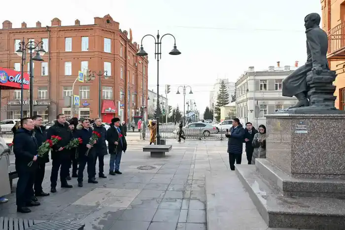 Делегация области Абай возложила цветы к памятнику Шокану Уалиханову и мемориальной доске Кемеля Токаева в Омске {city2}