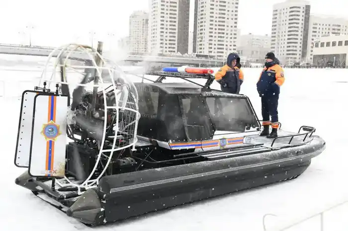 «Тонкий лед»: столичные спасатели напомнили горожанам правила безопасного поведения на льду (2)