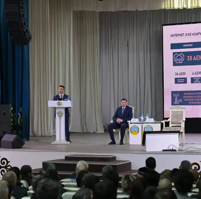 Аким Павлодарской области Асаин Байханов обсуждает развитие инфраструктуры и социальной сферы с местными жителями {city2}