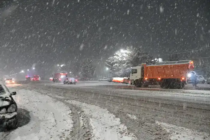 Снежный щит: дороги Жамбылской области под защитой в условиях метели {city2}