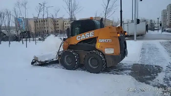 Более трех тысяч дорожных рабочих вышли на снегоуборочные работы в Астане (6)