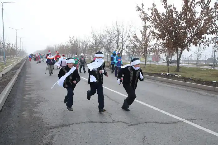 В Алматы прошёл предновогодний семейный забег под девизом «Одна цель. Один путь» (6)
