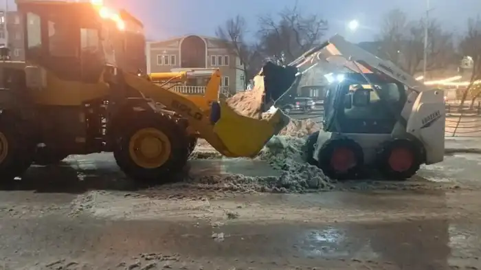 Битва с зимней стихией: 3 500 тонн техсоли! {city2}