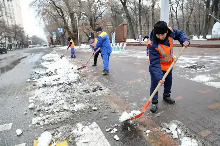 В Алматы будет усилена готовность коммунальных служб к новогодним праздникам (9)