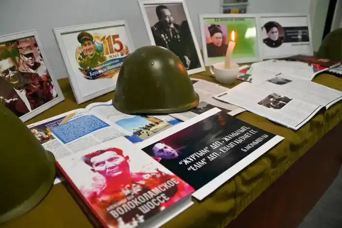 Военные летчики Казахстана отметили 115-летие Бауыржана Момышулы учебно-тренировочными полетами {city2}