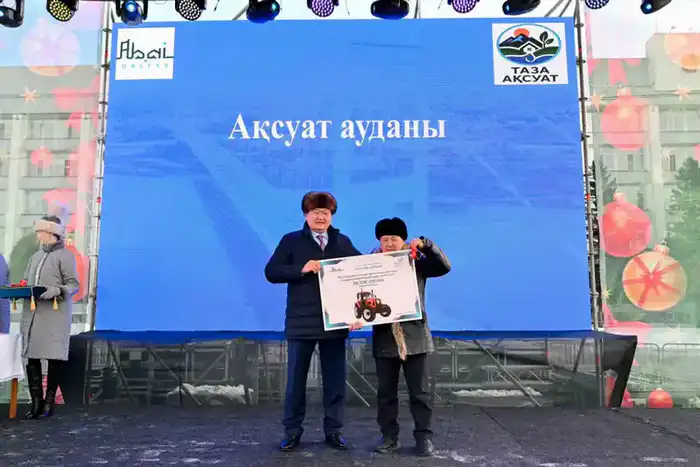 Победителям областного конкурса «Үлгілі ауыл» вручены 20 тракторов (9)